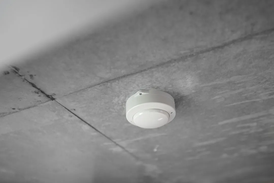 锂电池储能柜BMS系统在工厂削峰填谷中的关键作用分析